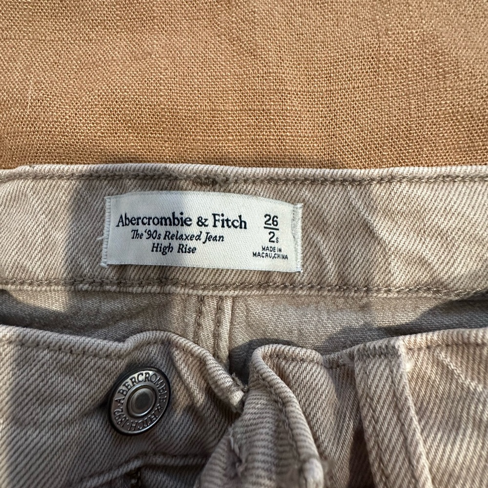 Abercrombie & Fitch woman’s Beige High Rise Jeans 
The 90s relaxed jean
